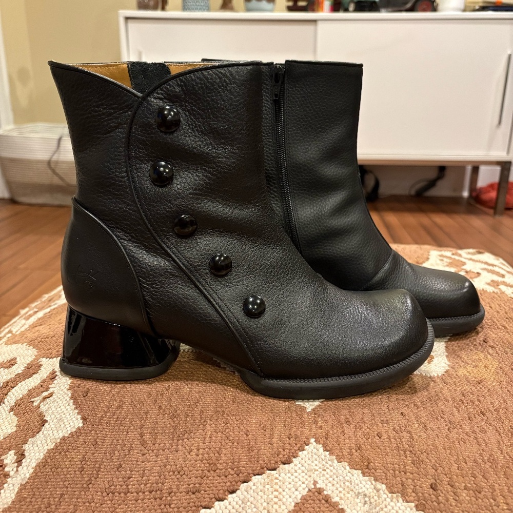 John Fluevog Thrillvogs Collette Zip Up with Buttons size 11